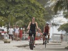 Regiane Alves anda de bicicleta na orla do Rio para manter a boa forma