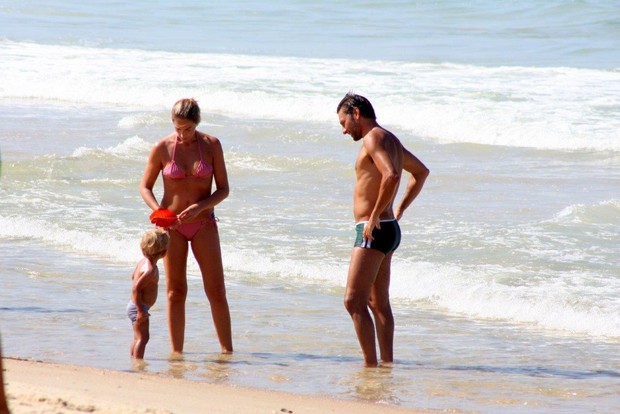 Ex-jogador Leonardo com a família na praia (Foto: JC Pereira / AgNews)