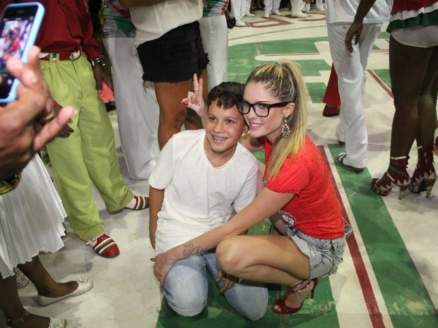 Bárbara Evans posa com fã em ensaio da Grande Rio em Duque de Caxias, no Rio (Foto: Rodrigo dos Anjos/ Ag. News)