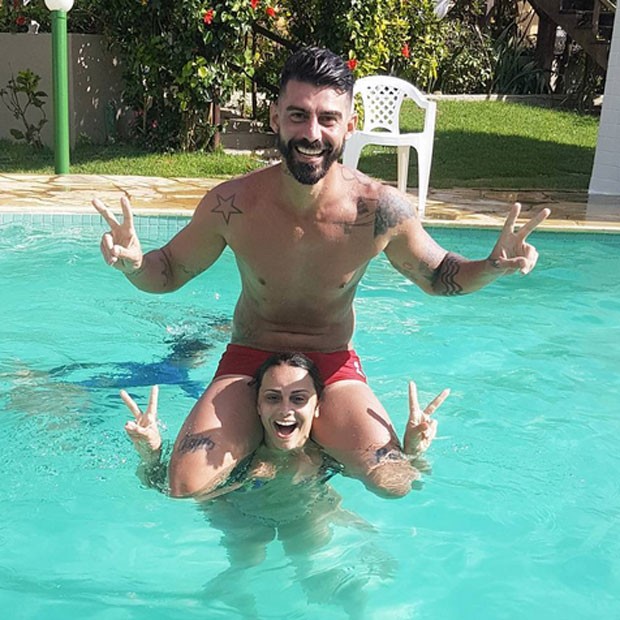 Viviane Araújo com o noivo, Radamés, em piscina (Foto: Instagram/ Reprodução)