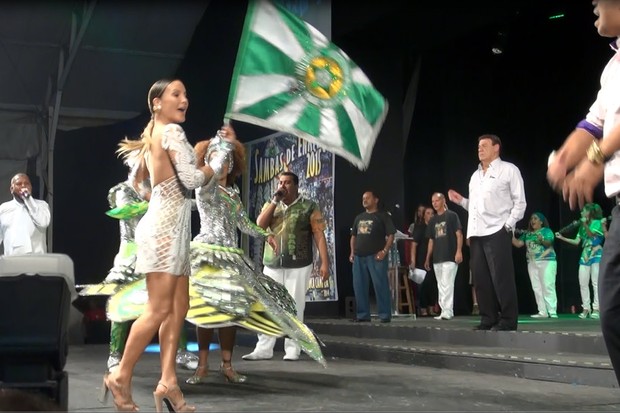 Claudia Leitte samba em evento de carnaval no Rio (Foto: Léo Martinez/EGO)