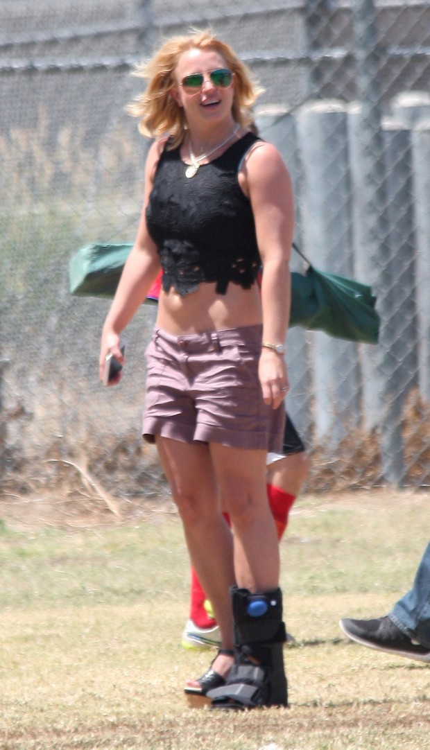 Britney Spears assiste a jogo dos filhos em Los Angeles, nos Estados Unidos (Foto: AKM-GSI/ Agência)
