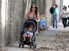 Cláudia Abreu passeia com os filhos
