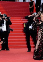 Kendall Jenner usa look sexy total no tapete vermelho de Cannes