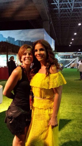 Ivete Sangalo posa com Jota Quest nos bastidores do Rock in Rio