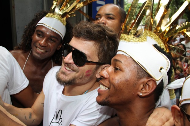 Saulo chega em seu trio no carnaval de Salvador 2014 (Foto: Wallace Barbosa e JC Pereira e Vinicius Eduardo/AgNews)