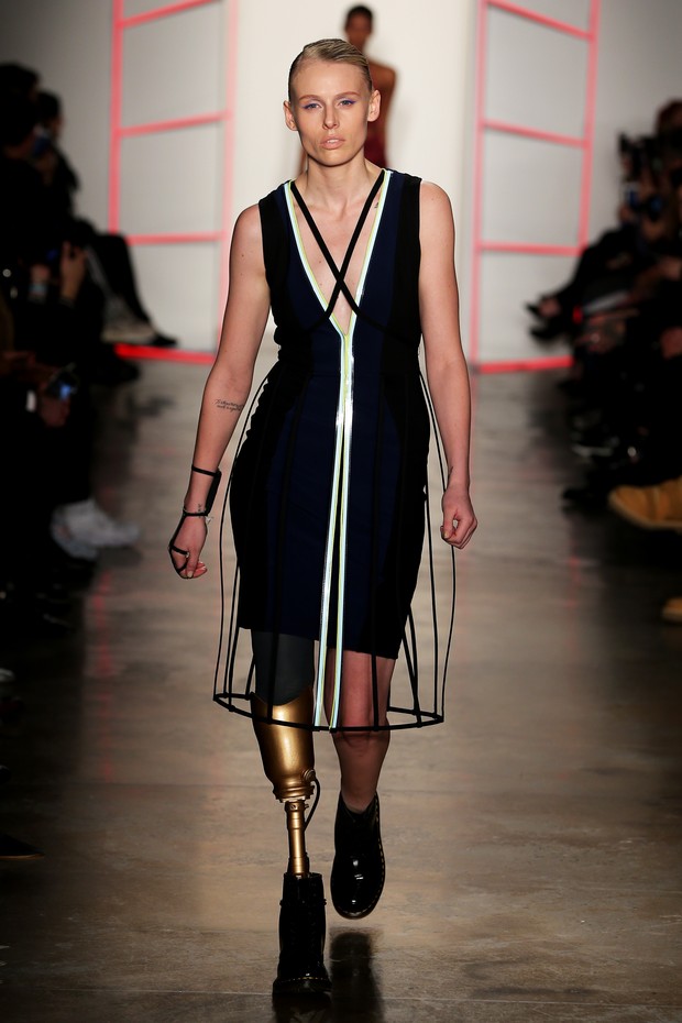 Lauren Wasser no desfile da grife Chromat, em Nova York (Foto: AFP)