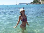 De biquíni, Carolina Portaluppi exibe boa forma durante viagem de férias