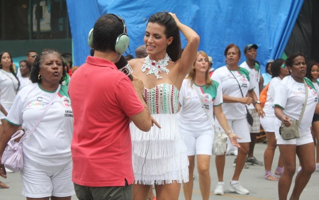 Carla Prada grava RJ TV na Cidade do Samba (Foto: Rodrigo dos Anjos / AgNews)