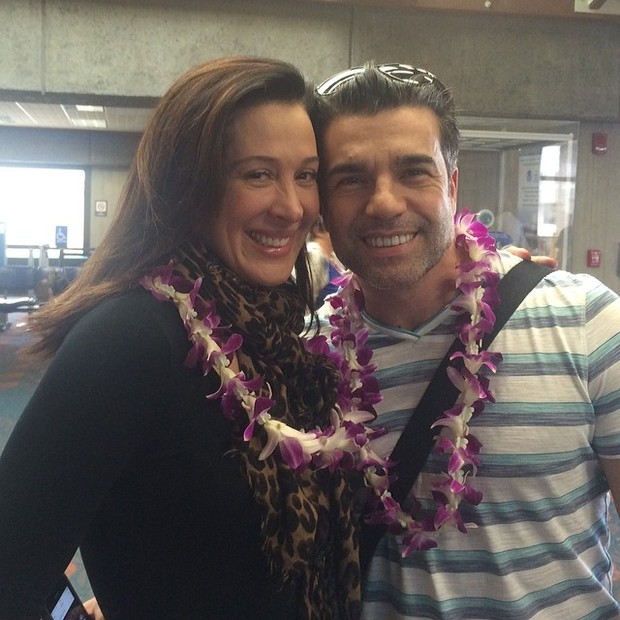 Claudia Raia e Jarbas Homem de Mello de colar havaiano (Foto: Reprodução/ Instagram)
