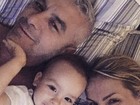 Ana Hickmann posa para selfie com o marido e o filho