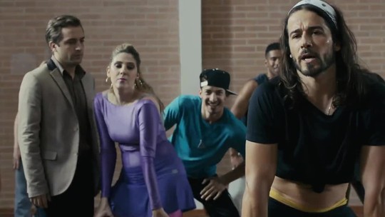 Fã de zumba, Dani Calabresa leva dança para 'Desculpe o transtorno'