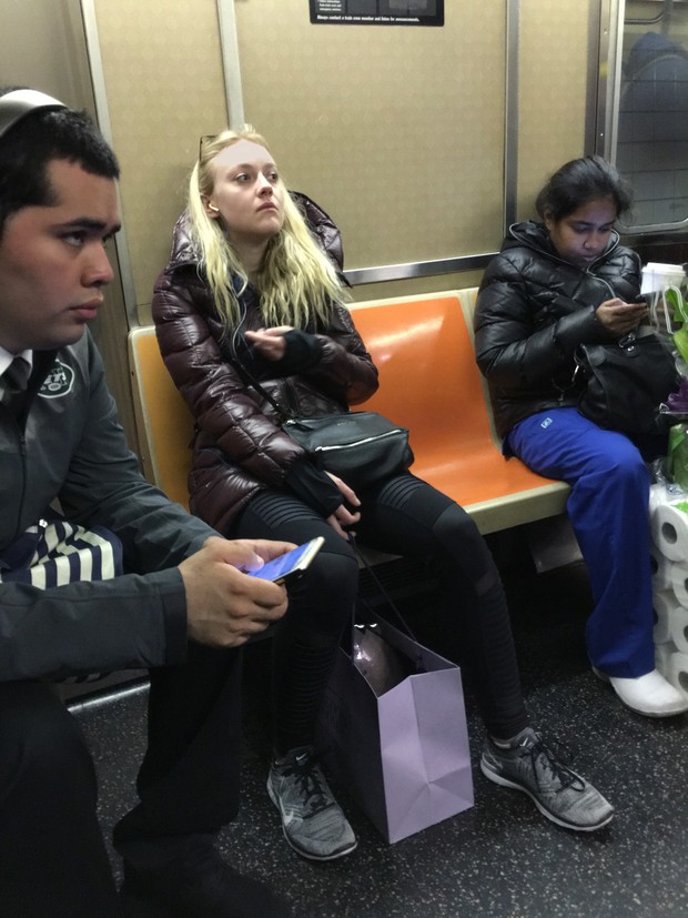 Dakota Fanning em metrô (Foto: The Grosby Group)