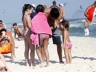 Bruno Gissoni é assediado por fãs em praia do Rio