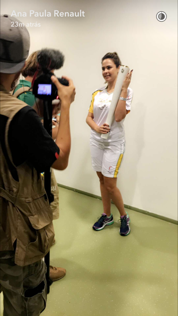 Ana Paula com a tocha olímpica (Foto: Reprodução / Snapchat)