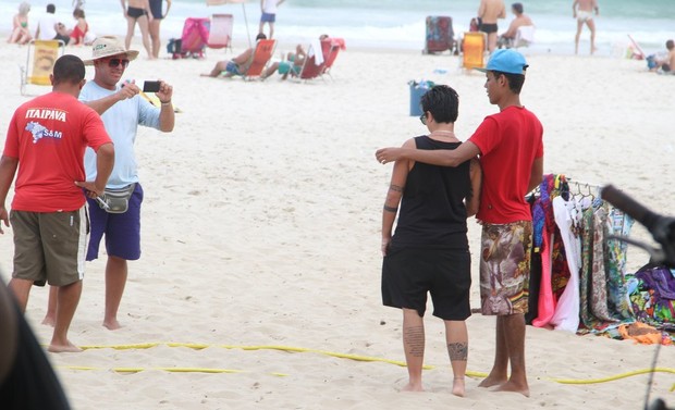 Thammy Miranda tira foto com fã na praia (Foto: Marcus Pavão/AGNews)