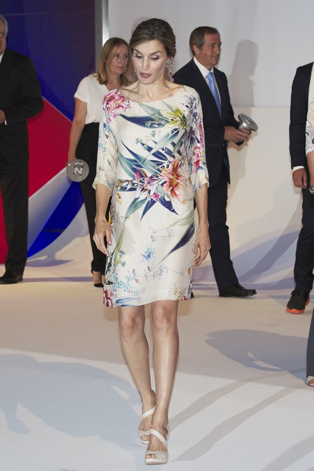 Rainha Letizia, da Espanha, usa look bem baratino em premiação de moda (Foto: Getty Image)