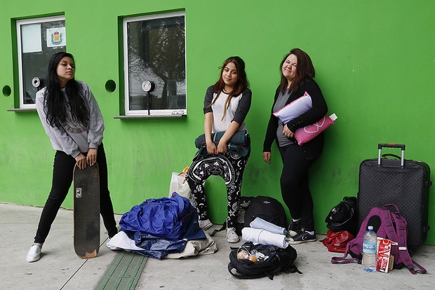 Fãs acampados para show de Katy Perry: Vanessa Simões, Flora Tubiano e Anna Paula Sannoniya (Foto: Alessandra Gerzoschkowitz)