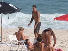 Felipe Titto exibe corpo sarado e faz piruetas em praia do Rio