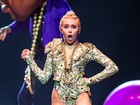 Veja os figurinos ousados que Miley Cyrus usa em sua turnê