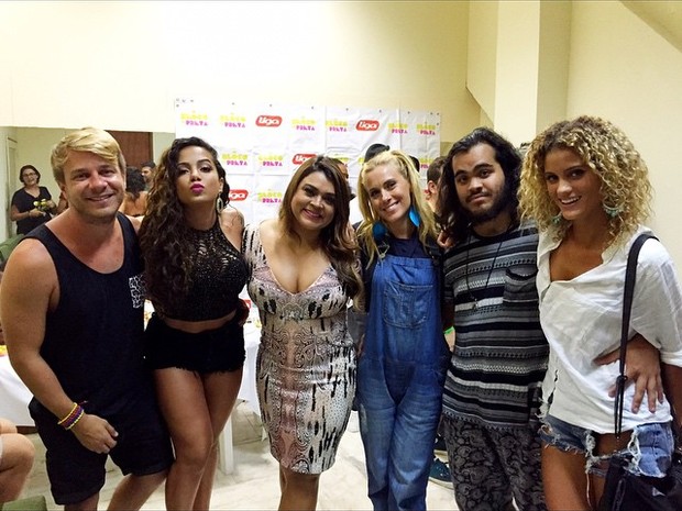 Thiago Fortes, Anitta, Preta Gil, Carolina Dieckmann, Francisco e Laura Fernandez em bastidores de show na Zona Sul do Rio (Foto: Instagram/ Reprodução)