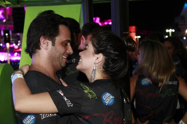 Vanessa Giácomo beijando o namorado (Foto: Isac Luz / EGO)