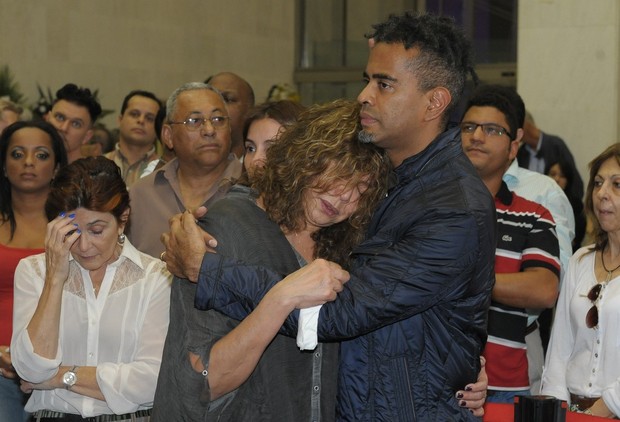 Jair de Oliveira e a mãe no velório de Jair Rodrigues (Foto: Francisco Cepeda / AgNews)