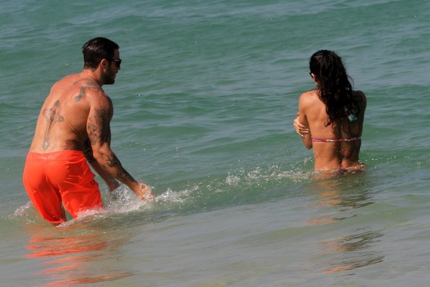 Jaque Khury com o marido na praia (Foto: Marcos Ferreira / Foto Rio News)