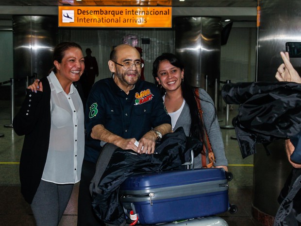 Edgar Vivar com fãs em aeroporto em São Paulo (Foto: Manuela Scarpa/ Foto Rio News)