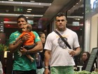 Vitor Belfort é tietado por fãs durante passeio em shopping do Rio
