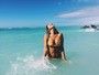 Carol Portaluppi posa de biquíni em praia do Havaí
