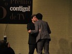 Thiago Fragoso e Mateus Solano se beijam em prêmio no Rio