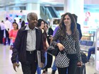 Gilberto Gil é tietado em aeroporto do Rio de Janeiro