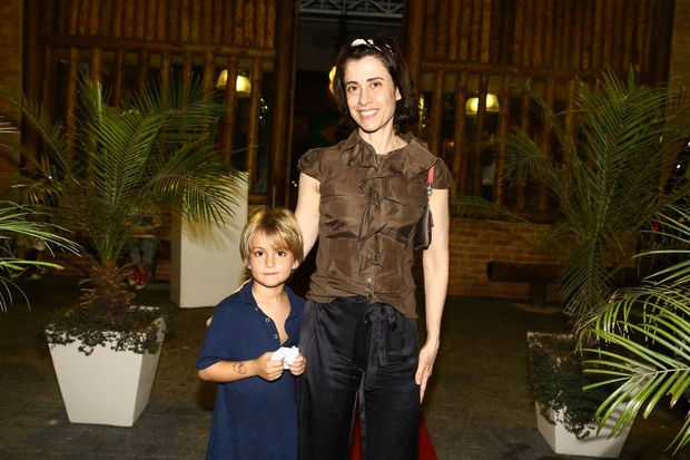 Fernanda Torres com o filho (Foto: Marcello Sá Barretto / AgNews)