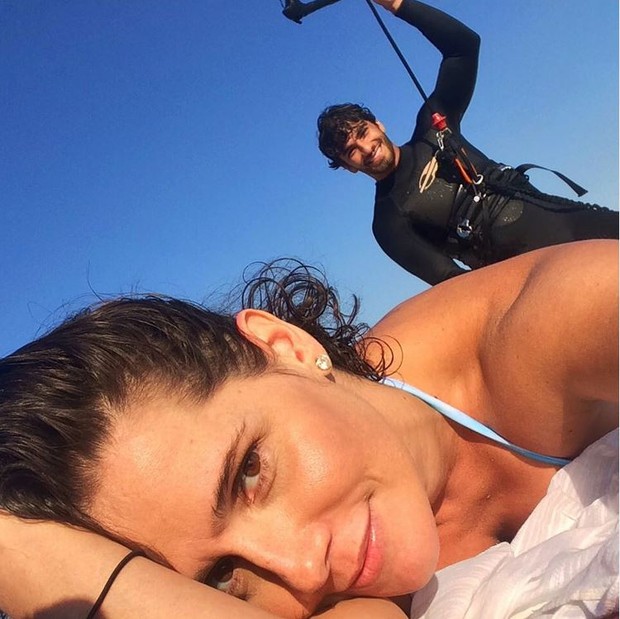 Deborah Secco com Hugo Moura na praia (Foto: Reprodução/Instagram)
