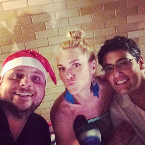 Produtor Leo Fuchs com Carolina Dieckmann e Bruno De Luca em festa no Rio (Foto: Instagram/ Reprodução)