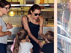 Angelina Jolie leva os filhos a loja de brinquedos na Austrália