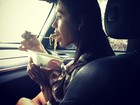 Gracyanne Barbosa mantém dieta comendo marmita no carro