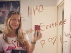 Luana Piovani mostra declaração de amor de Pedro Scooby em espelho