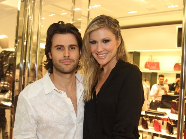 Ellen Jabour com o namorado, Jonathan Correa, em inauguração de loja em São Paulo (Foto: Thiago Duran/ Ag. News)