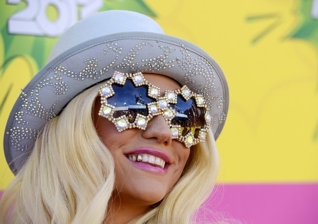 Ke$ha chegou com óculos estiloso (Foto: REUTERS/Phil McCarten)