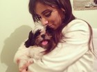 Recém-solteira, Anitta posa com cachorrinho