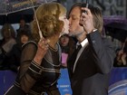 Nicole Kidman dá beijão no marido, Keith Urban, em tapete vermelho