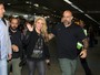 Shakira é cercada por fãs ao desembarcar no Brasil