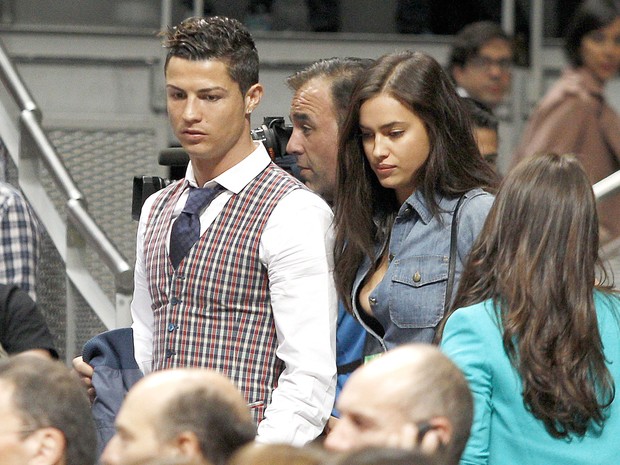 Cristiano Ronaldo e a namorada, a modelo Irina Shayk, em jogo de basquete em Madri, na Espanha (Foto: Grosby Group/ Agência)