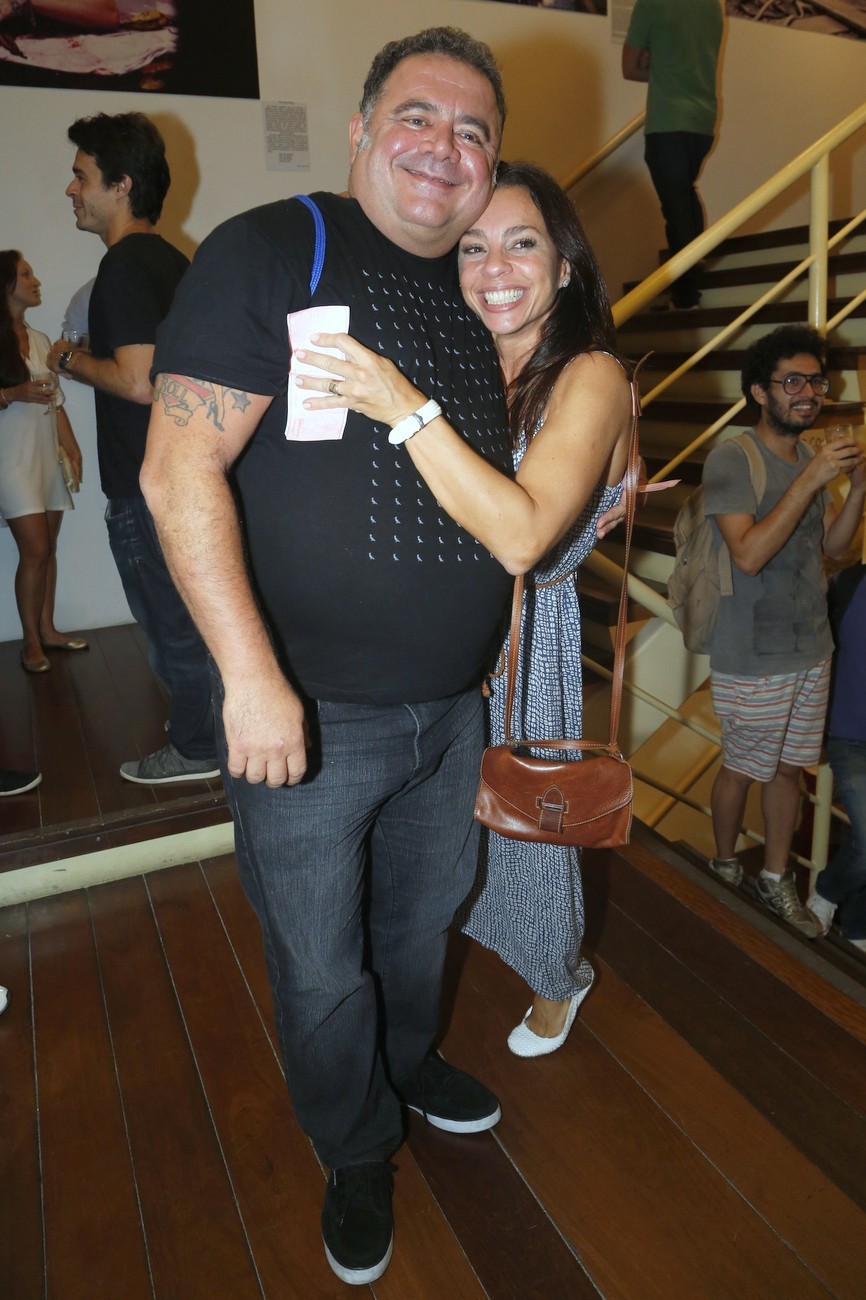 O cantor e a atriz se abraçam (Foto: Roberto Filho/AgNews)