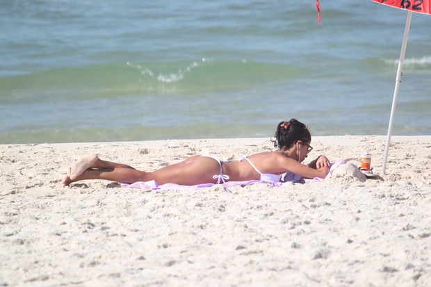 Anna Lima na praia (Foto: Dilson Silva/Agnews)
