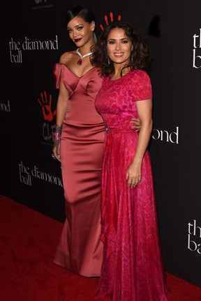 Rihanna e Salma Hayek em evento em Los Angeles, nos Estados Unidos (Foto: Jason Merritt/ Getty Images/ AFP)
