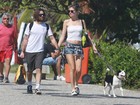 Ellen Jabour caminha na praia com namorado e cachorro