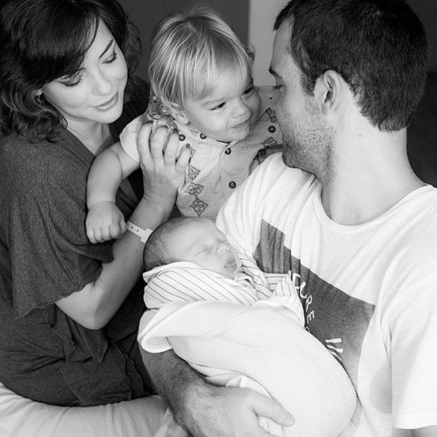 Regiane Alves posa com a família (Foto: Instagram)